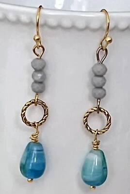 Brincos de cristal cinza e lágrima azul oceano com suporte gravado - Imagem 1 de 4