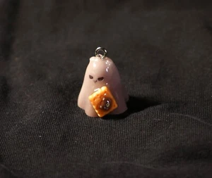 Fantasma simpatico che si gode un biscotto - Foto 1 di 2