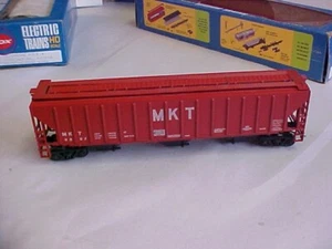 HO Scale - Cox MKT 9887 Hopper & ATSF Flat Car 93302 - Picture 1 of 16