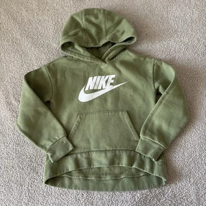Sudadera con Capucha Juvenil Nike 6-7Y Oliva Swoosh Bolsillo Deportes Escuela Jugar Prendas Exteriores *Pilling - Imagen 1 de 12