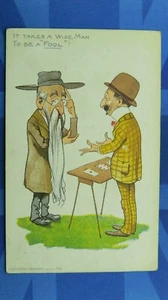 Vintage Comic Postkarte 1900er Spielkarten ES BRAUCHT EINEN WEISEN MANN, UM EIN NARR zu sein - Bild 1 von 2