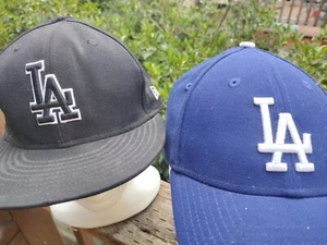 2 New Era Los Angeles Dodgers Caps. Schwarz tailliert 7 3/8 + blau Strapback. - Bild 1 von 13
