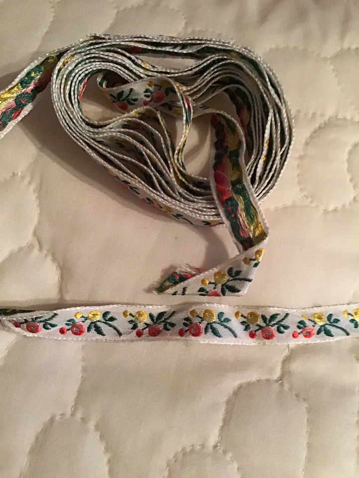 Вышитая лента отделки неглазурованный фарфор куклы одежды украшения 2 + ярдов - Изображение 1 из 1