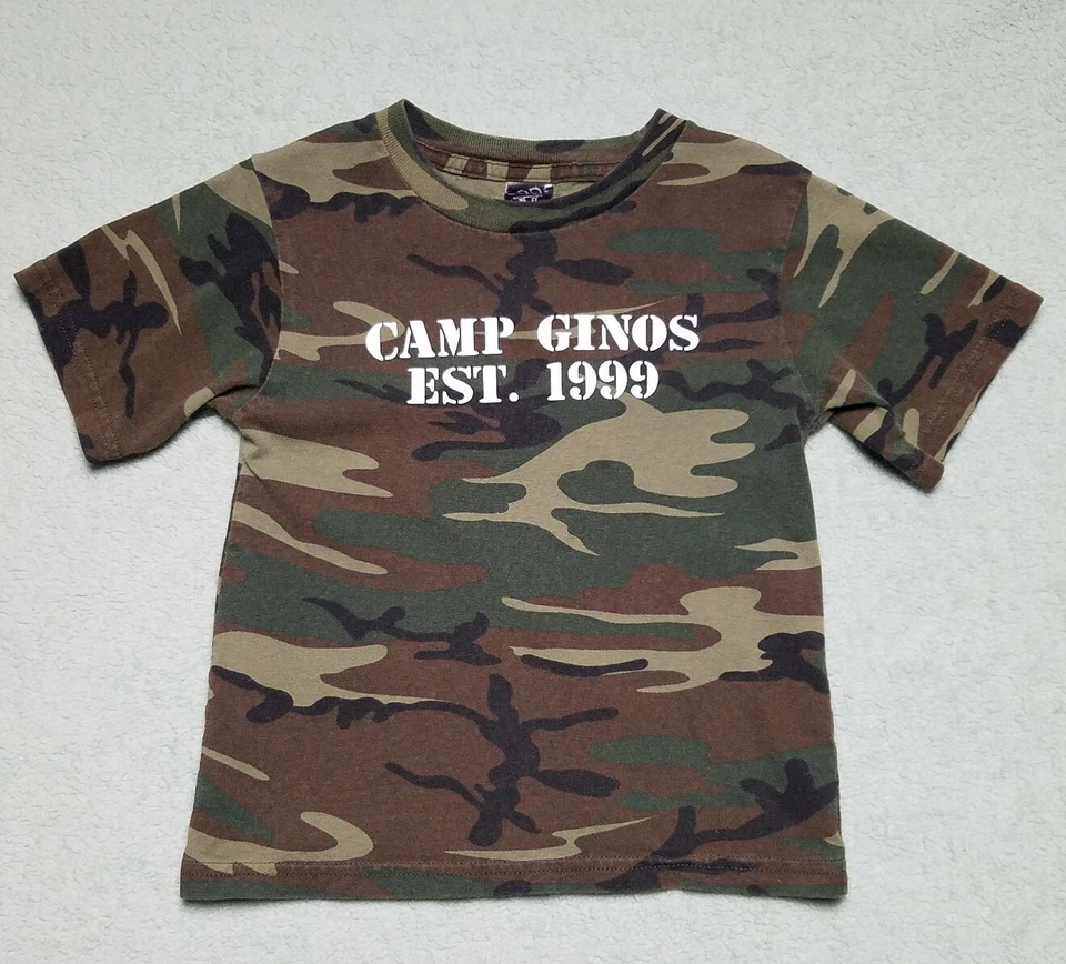 Небольшой камуфляжный лагерь для мальчиков Code V Ginos EST. 1999 Рубашка футбол - Изображение 1 из 2