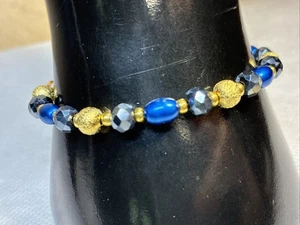 Pulsera artesanal tono oro de 6,75 pulgadas con cuentas azules y doradas  - Imagen 1 de 12