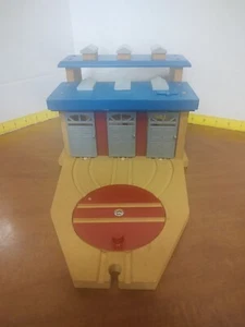 Wooden Train station house (toys r us) 3 tracks With Sounds - Picture 1 of 9
