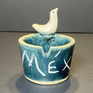 Cenicero de gres pintado a mano arte popular mexicano de colección plato de baratija pájaro verde azulado - Imagen 1 de 6