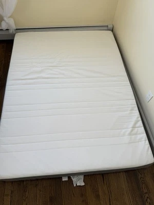 Juego de colchón y marco de cama tamaño queen apenas usado, comprado por $600 Foto 1 de 2