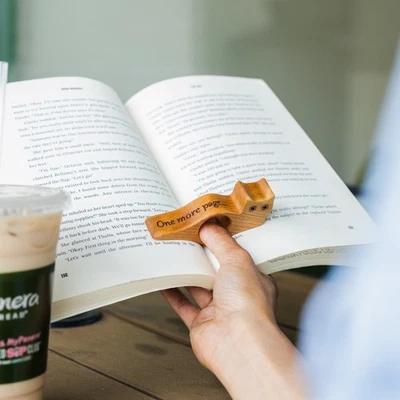 Cherry Hardwood Cat Book Page Holder - Made in USA - Gifts for Readers - Imagem 1 de 4