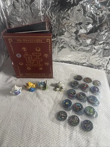 Hasbro Yokai Yo-kai Watch Medallium Collection Album Book Collect Medal Lot More - Imagen 1 de 7