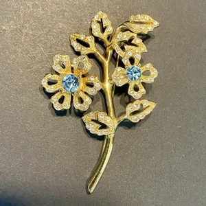 Broche de colección Givenchy grande dorado azul y blanco cristal flores en tallo 3D - Imagen 1 de 5