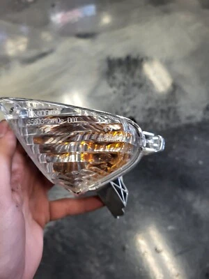 Señal de giro trasero izquierdo usado OEM 2008-2009 Suzuki GSXR600/750 35603-21H0 Foto 1 de 4