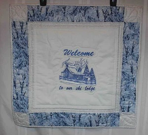 "Nuevo Hecho a Mano Acolchado Colgante de Pared - Temática de Invierno - "Bienvenido a nuestro Lodge" - Imagen 1 de 5