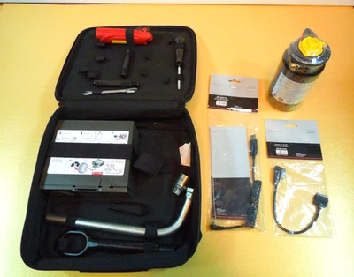 KIT DE HERRAMIENTAS COMPRESOR SELLADOR AIRE NEUMÁTICOS AUDI R8 CON ESTUCHE OEM EXCELENTE Foto 1 de 4