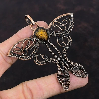 Joyería colgante artesanal de mariposa envuelta en alambre ojo de tigre tallado natural de cobre Foto 1 de 4
