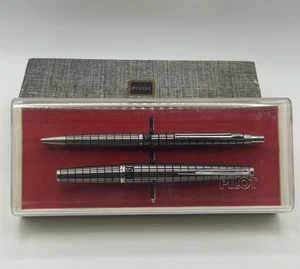 Vintage PILOT Elite Silber Karomuster Füllfederhalter Kugelschreiber Set Etui - Bild 1 von 24