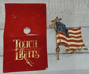 Touch of Lights Emaille amerikanische Flagge Old Glory patriotische Anstecknadel 4. Juli  - Bild 1 von 7