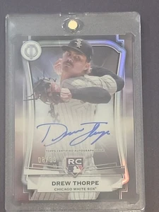 2025 Topps Tribute Drew Thorpe RC # 8/99 On Card Auto Chicago - Bild 1 von 2