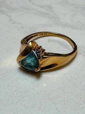 Vintage 10K Yellow Gold Prong and Tension Set Trillion Cut Topaz Diamond Ring 6 - Image 1 of 4