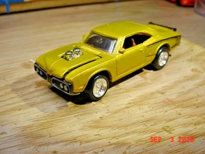 Dodge Super Bee 1970 Johnny Lightning dorado marrón interior 1/64 j827 - Imagen 1 de 6