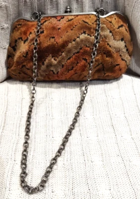 Correa de cadena de monedero con cierre de beso de terciopelo patrón Chevron vintage Foto 1 de 4