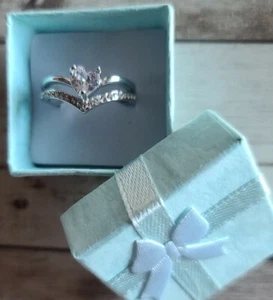 Silver-Tone Band ~ Heart Moissanite Gem w/Faux Diamonds ~ Size 9 Ring - Picture 1 of 13