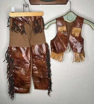 Niños Vaquero Vaquera Cuero Pantalones Chaleco Flecos Vintage Disfraz Concurso Defectos Foto 1 de 4