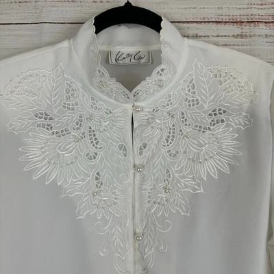 Blusa de satén con botones de perlas románticas victorianas blancas Kathy Che para mujer 8 Foto 1 de 4