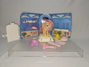 G1 My Little Pony Pretty Parlor mit PEACHY & Zubehör, Bänder, Mützen 1983 - Bild 1 von 23