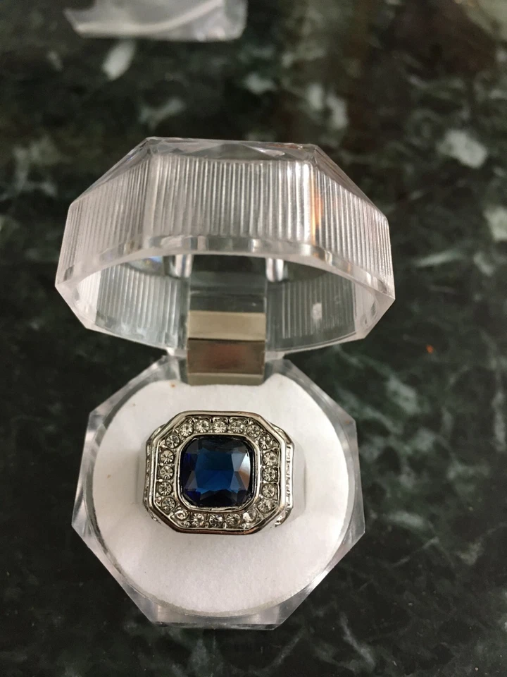ANILLO DE HOMBRE CON TACHUELAS DE CRISTAL AZUL Y TRANSPARENTE BELLAMENTE DETALLADO, Talla 10 Foto 1 de 1