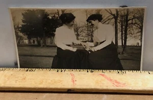 Fotografia antica seppia anni 1910 20 - gruppo 2 donne abiti lunghi parlanti - Foto 1 di 3