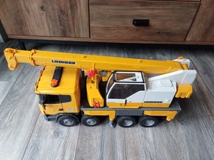 Camion gru BRUDER Construction Scania Super 560R Liebherr con luci e suoni - Foto 1 di 11