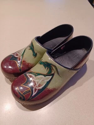 Zuecos Sanita Mujer 42 Pintados a Mano Diseño Celta Zuecos Sin Cordones Día de San Patricio Foto 1 de 4