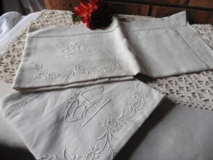 2 ANCIENNES TAIES D OREILLERS PUR LIN CREME "BG"JOURS BRODERIES FLEURS MAIN - Picture 1 of 8