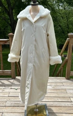 VTG KOMITOR Ladies M Reversible Full Length WHITE FAUX FUR /CREAM LINED RAINCOAT - Image 1 of 4