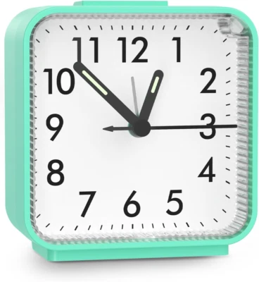 Sveglia Analogica a Batteria Silenziosa Da Comodino Con Luce e Funzione Snooze - Immagine 1 di 4