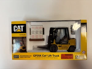 Caterpillar GC25K Lift Truck Fork Lift NOS SEALED Norscot 1:25 with Load 2002 - Picture 1 of 5