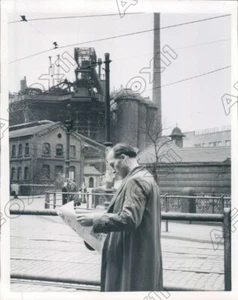 1954 Saarbrucken Germany Man Read Paper Across from Steel Mill Press Photo - Bild 1 von 2