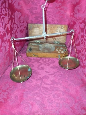 Ancienne balance de précision,trébuchet pour orfèvrerie,joaillerie,laboratoire. - Photo 1/4