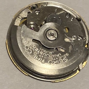 Seiko Movimento Ricambi/Riparazione 7006A Day Date Automatico 17 Jewel Funziona Stelo Corona - Foto 1 di 8
