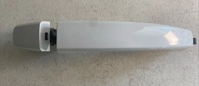 Conjunto de manija de puerta trasera derecha RR 13-22 Chevrolet Trax blanco OEM Foto 1 de 4