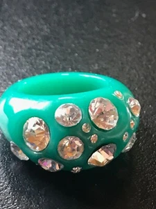 Nachlass Grob Klar Strass Besetzt Aqua Blau Kunststoff Gewölbt Band Ring Größe  - Bild 1 von 9