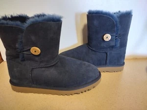 UGG Gr. 6 Bailey Button dunkelblau Stiefel wenige Male getragen TOP GEPFLEGTER Zustand - Bild 1 von 11