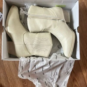 Womens cowgirl boots. New in box - Picture 1 of 8