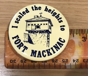 Pin botón redondo "Escalé las alturas a Fort Mackinac" 2 1/4" * Michigan - Imagen 1 de 3