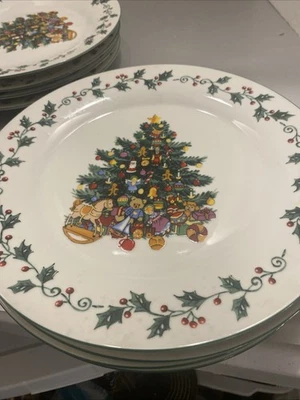 "Lote de 4 platos de cena Gibson Home Christmas Tree Holiday Market de 10,5""" Foto 1 de 4