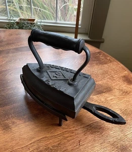 ANTIKES TRAURIGES EISEN MIT UNTERSETZER (H) - Bild 1 von 5