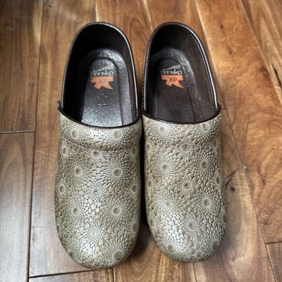 🔥Dansko Pro XP Clogs Shoes Medallion Bronze Brown Geometric Leather Women's 39 - Image 1 of 4