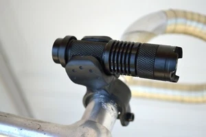LED Taschenlampe mit Akku und Fahrradhalterung - Bild 1 von 5