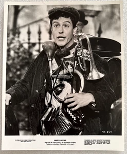 1964 MARY POPPINS - Lobby Card 10x8 - Bert (Dick Van Dyke) Entertains The Public - Picture 1 of 5